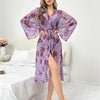 Kimono en satin violet motif roses avec ceinture assortie