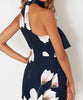 Combinaison à imprimé floral bleu marine élégante avec dos ouvert, disponible chez TrendStyle.