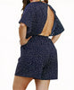 Combishort en mousseline de soie bleu marine avec dos ouvert et motifs à pois, élégant et tendance pour l'été.