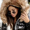 Doudoune noir brillant à capuche fourrure pour femme