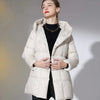 Doudoune beige mi-longue avec capuche et ceinture pour femme