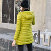 Doudoune mi-longue jaune à capuche pour femme