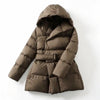 Doudoune marron mi-longue avec capuche et ceinture pour femme