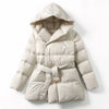 Doudoune beige mi-longue avec capuche et ceinture pour femme