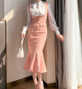 Ensemble jupe-salopette rose et chemisier