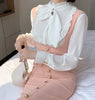 Ensemble jupe-salopette rose et chemisier