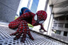 Parure de lit Spiderman rouge en train de se balancer